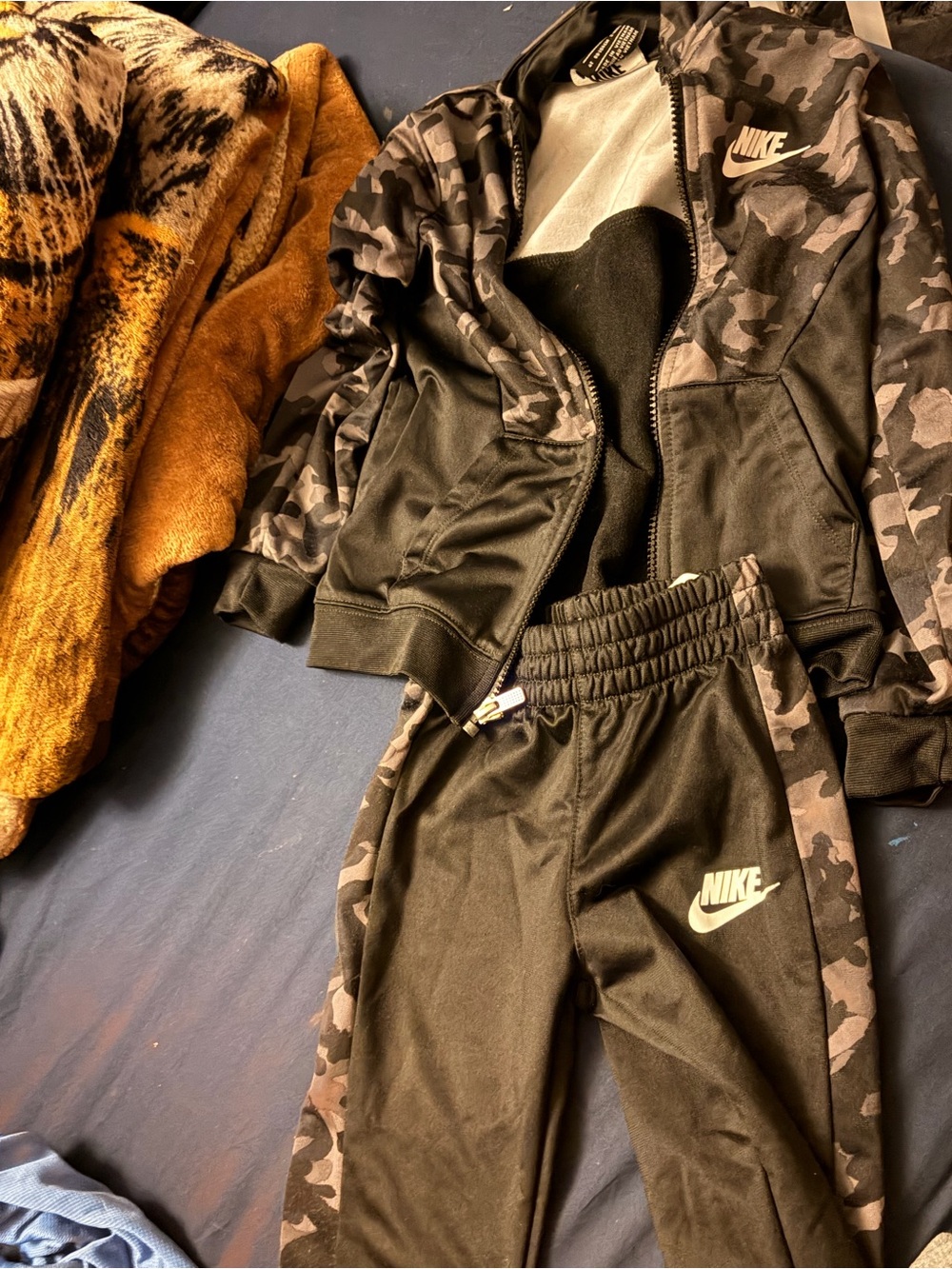 Nike Kids Black & Gray Camo Jogger Set - Picture 1 of 1